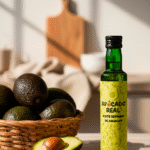 Botella de aceite de aguacate refinado Avocado Real sobre fondo de cocina con aguacates frescos y luz natural