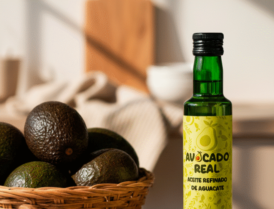 Botella de aceite de aguacate refinado Avocado Real sobre fondo de cocina con aguacates frescos y luz natural