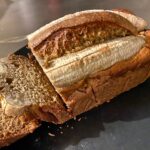 banana bread con aceite de aguacate saludable recién horneado