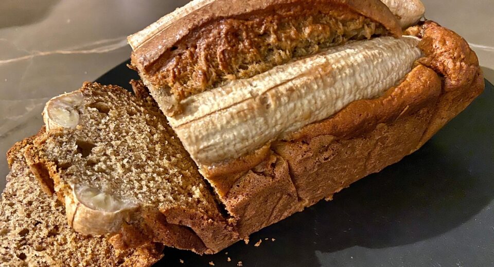 banana bread con aceite de aguacate saludable recién horneado